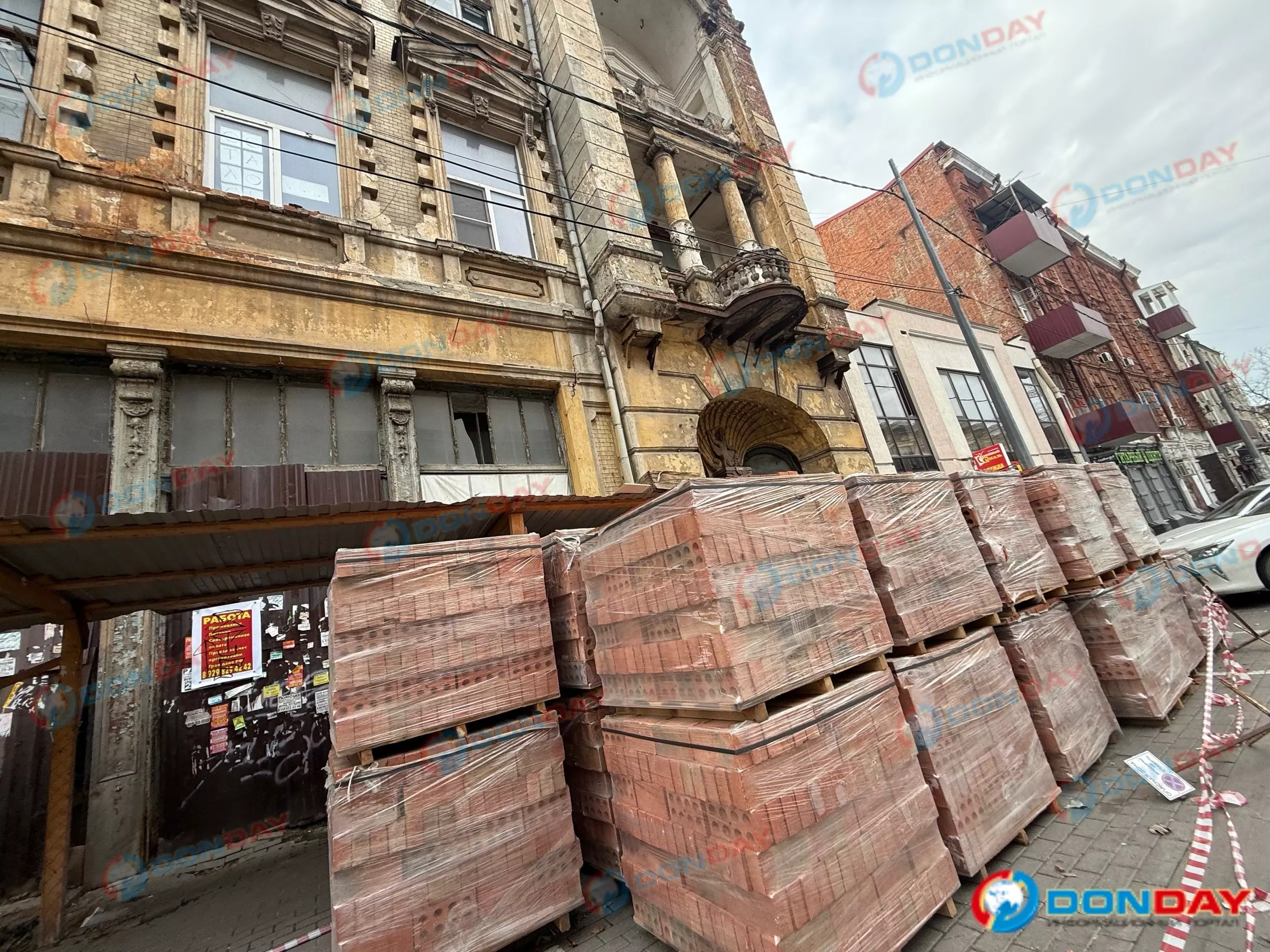 Стройматериалы привезли к многострадальному «Дому с ангелами» в Ростове