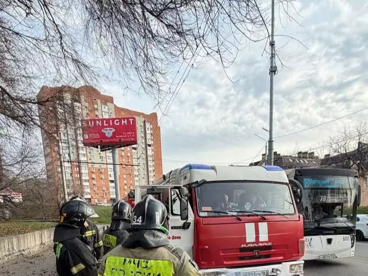 На Северном в Ростове во время движения загорелся пассажирский автобус