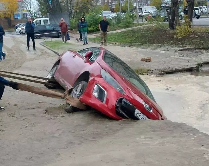 В Ростове на улице Вересаева легковушка эпично ушла под землю