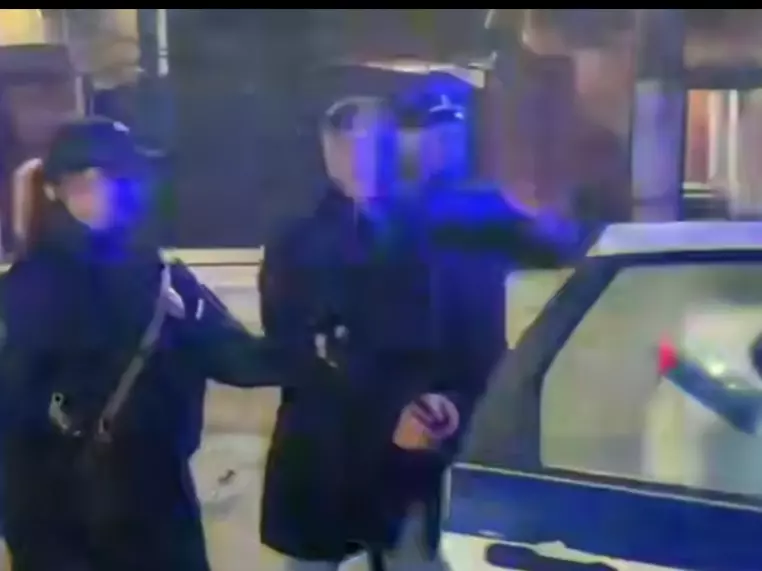 Хотел привлечь внимание: в Красном Сулине мужчина проводил обряд под окнами экс-супруги