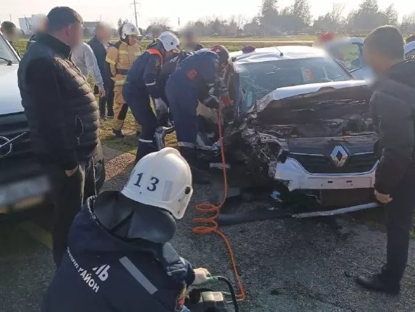 Сплющило как консервную банку: водитель иномарки влетел в опору ЛЭП на трассе в Ростовской области
