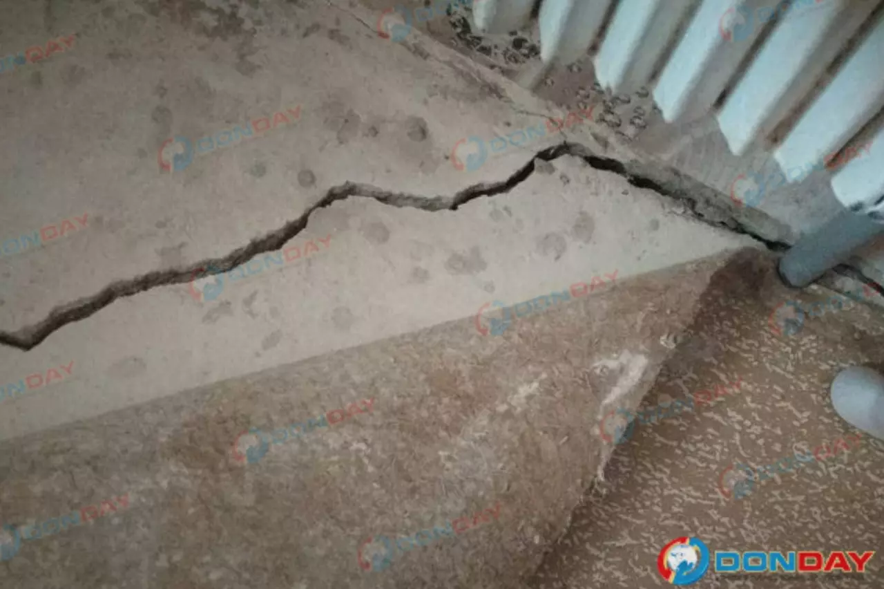 Лопаются стекла и трескаются полы: В Цимлянске многоквартирный дом рушится на глазах