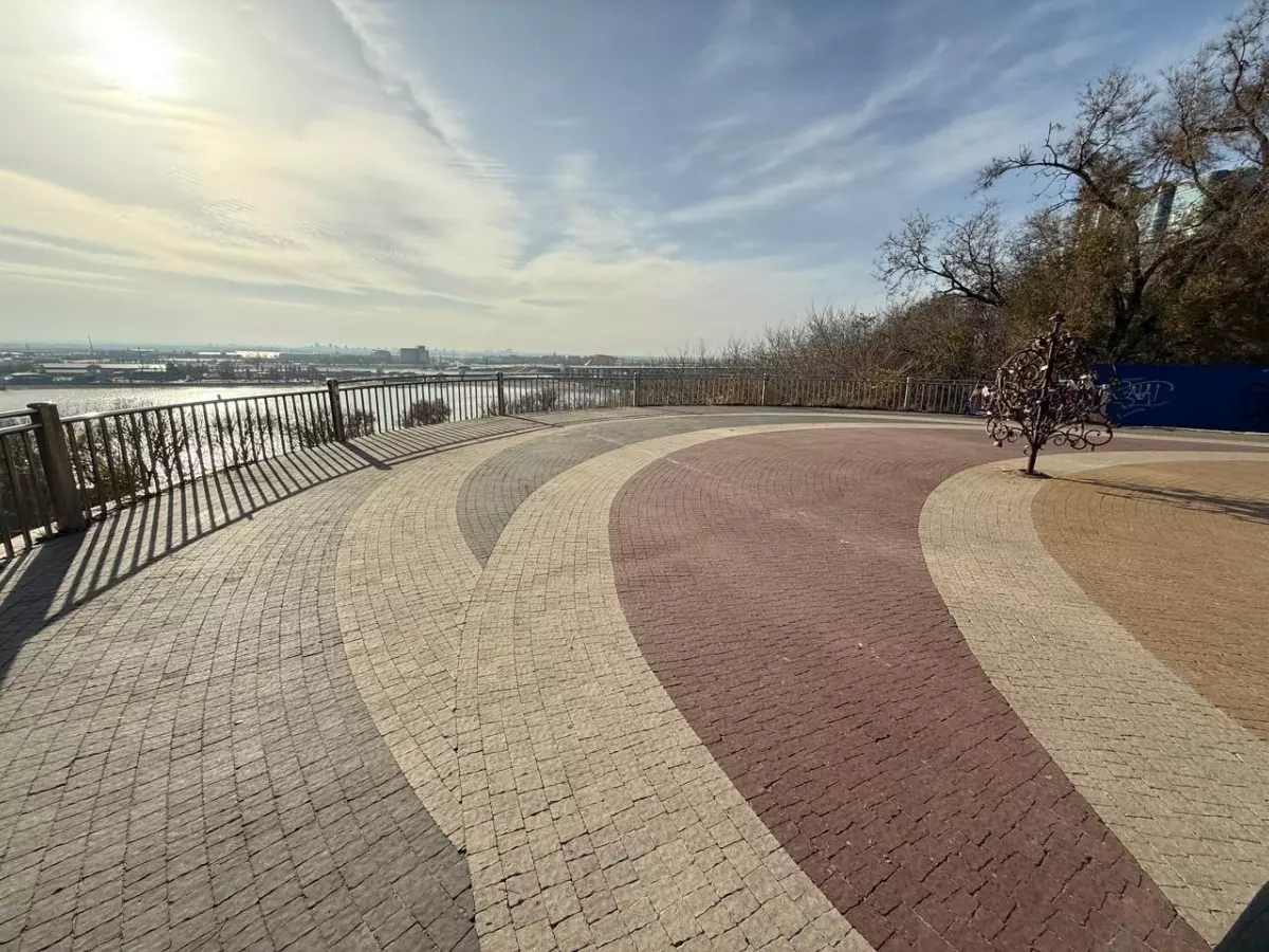 В Ростове заменили плитку на многострадальной смотровой площадке на Седова