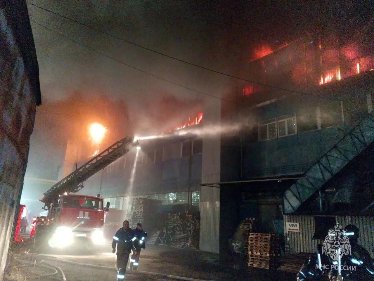 К тушению крупного пожара в районе Темерницкого моста в Ростове привлекли пожарный поезд и катер