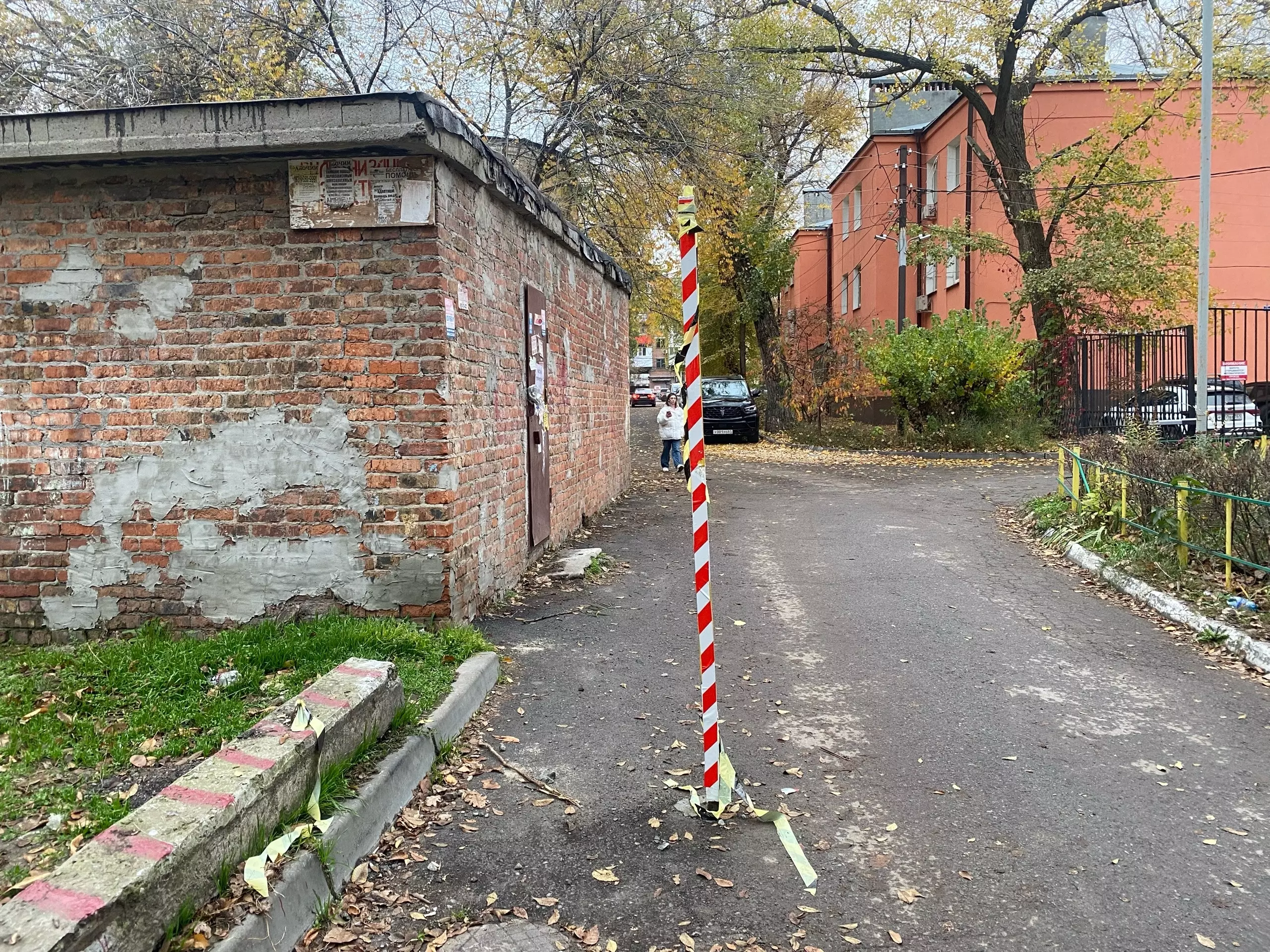 Не проедет ни скорая, ни пожарная: ростовчане возмущены строительством, перекрывающим проезд к дому