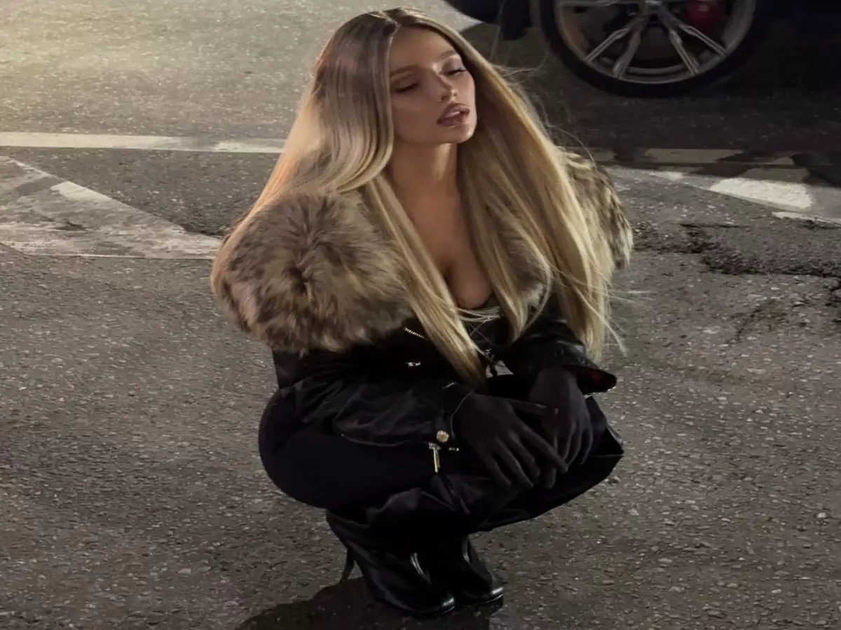 Валя Карнавал примерила образ блондинки