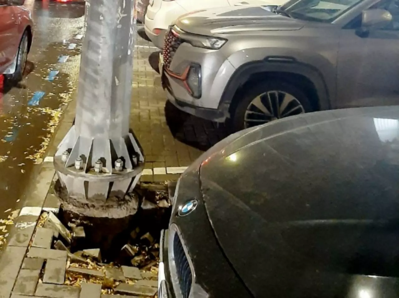 Жители Ростова пожаловались на опасную опору ЛЭП на Большой Садовой