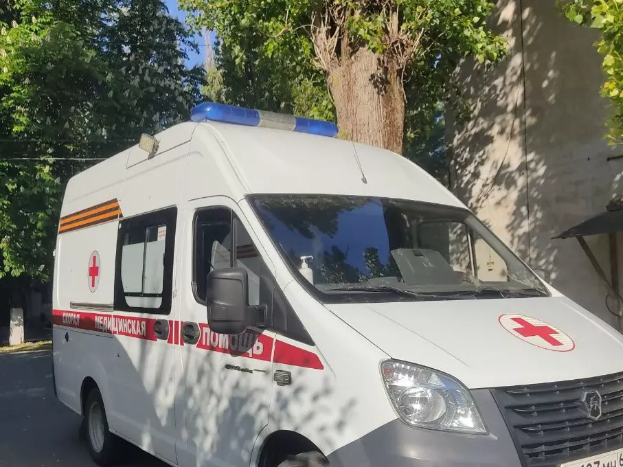 В Новочеркасске подросток попал под колеса внедорожника, когда переходил дорогу на красный сигнал светофора