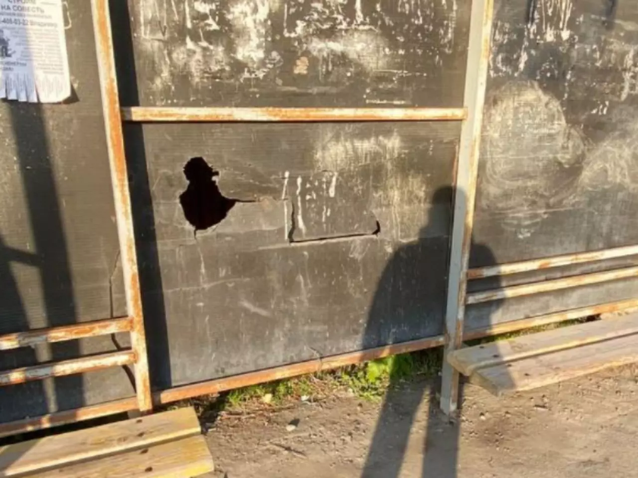 Дырявая и привязанная к столбу: на Петрожицкого в Ростове пять лет не могут починить остановку