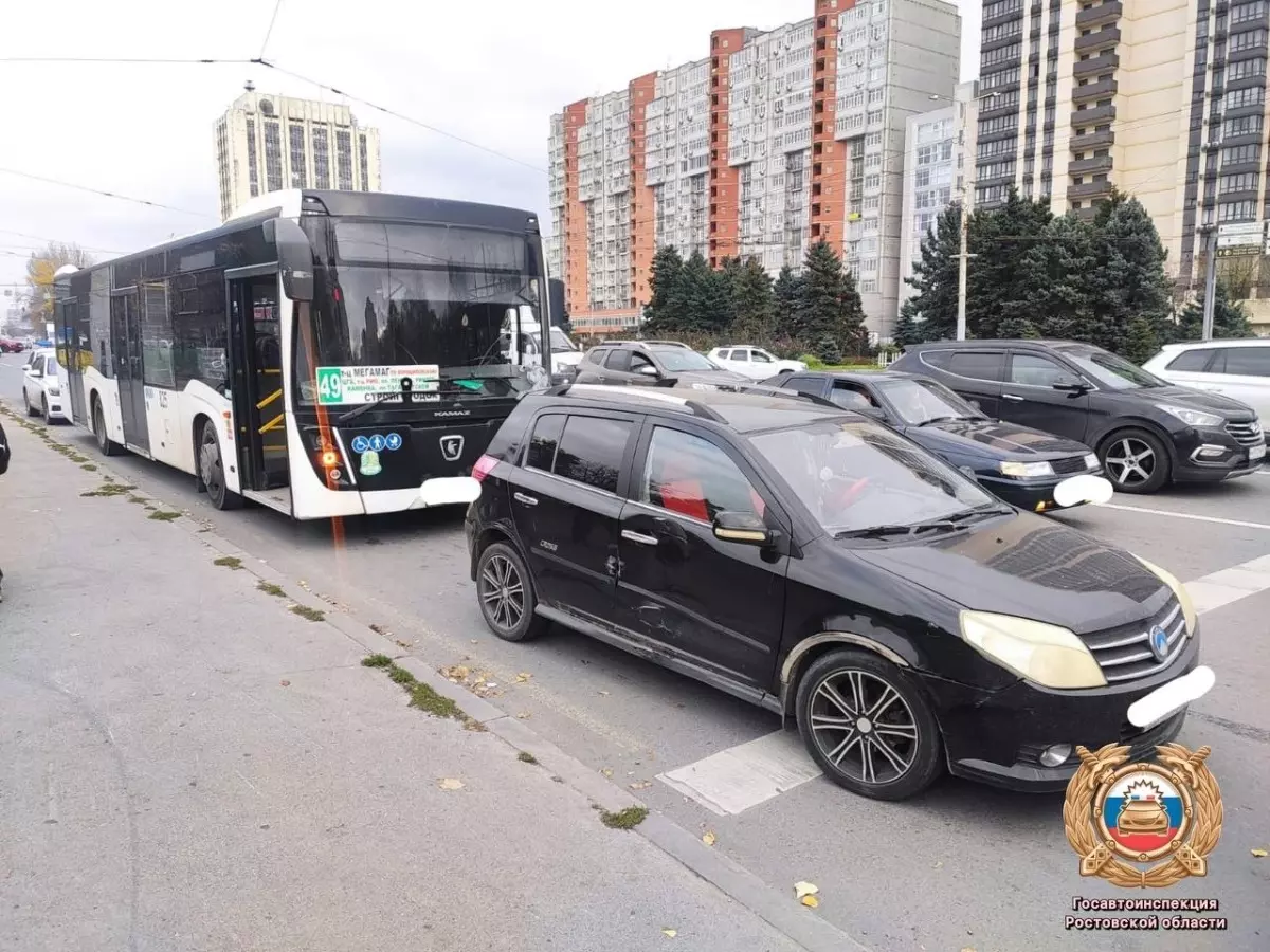 В Ростове два пассажира автобуса №49 пострадали в ДТП с «Джили»