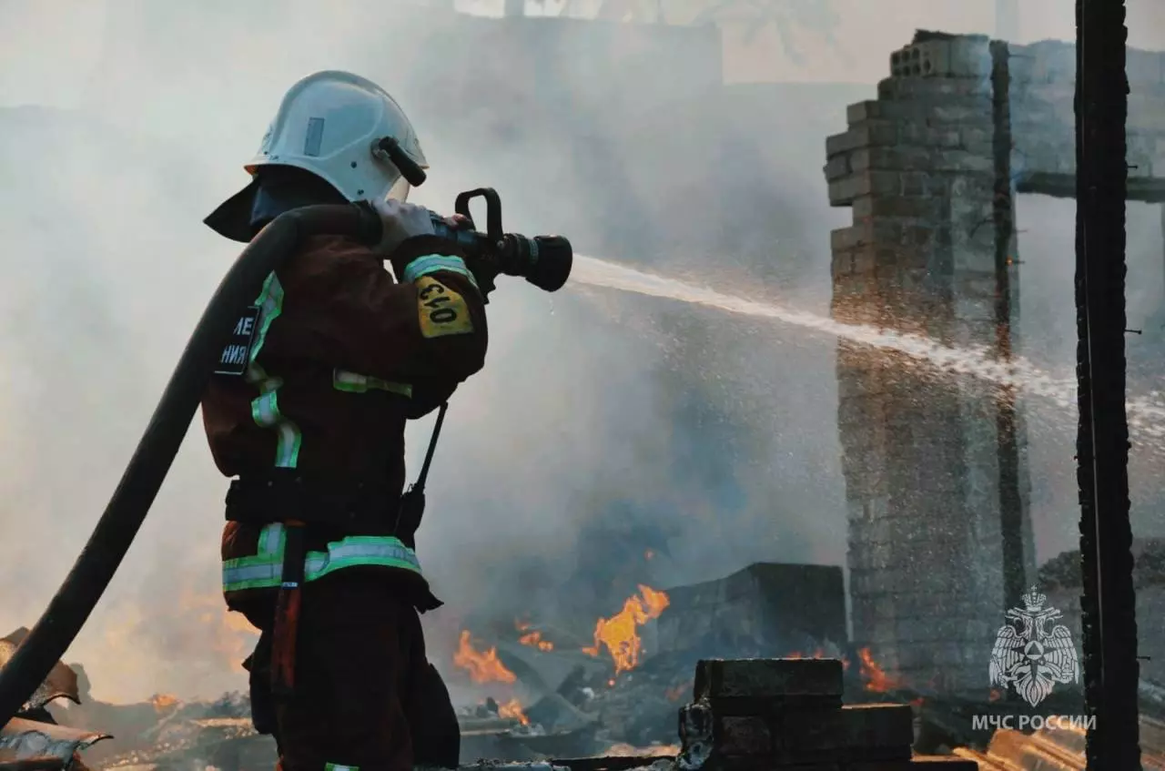 В Ростовской области за сутки спасатели потушили 5 пожаров, один человек спасен