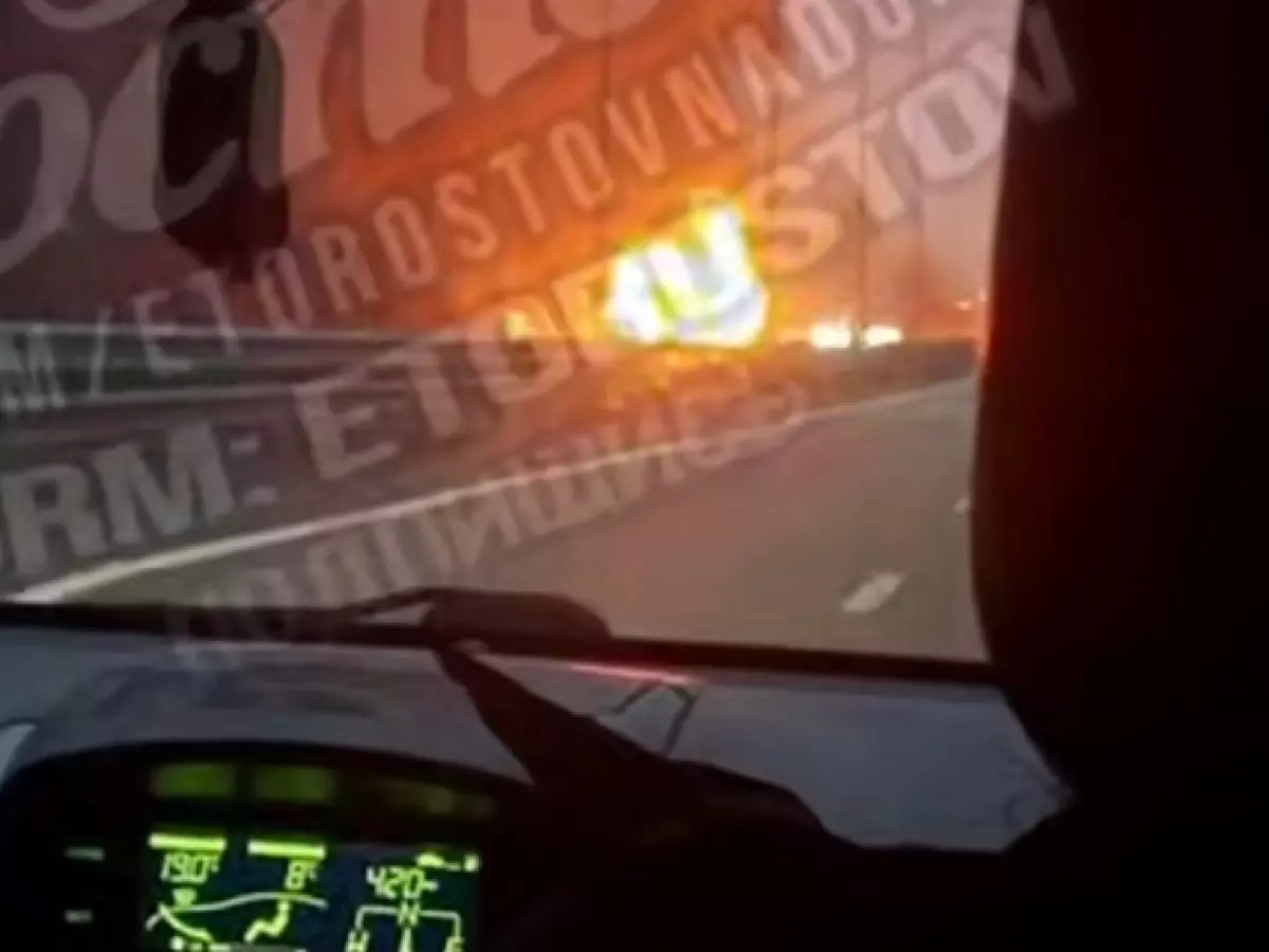 На трассе М-4 в районе аэропорта Платов полыхает фура