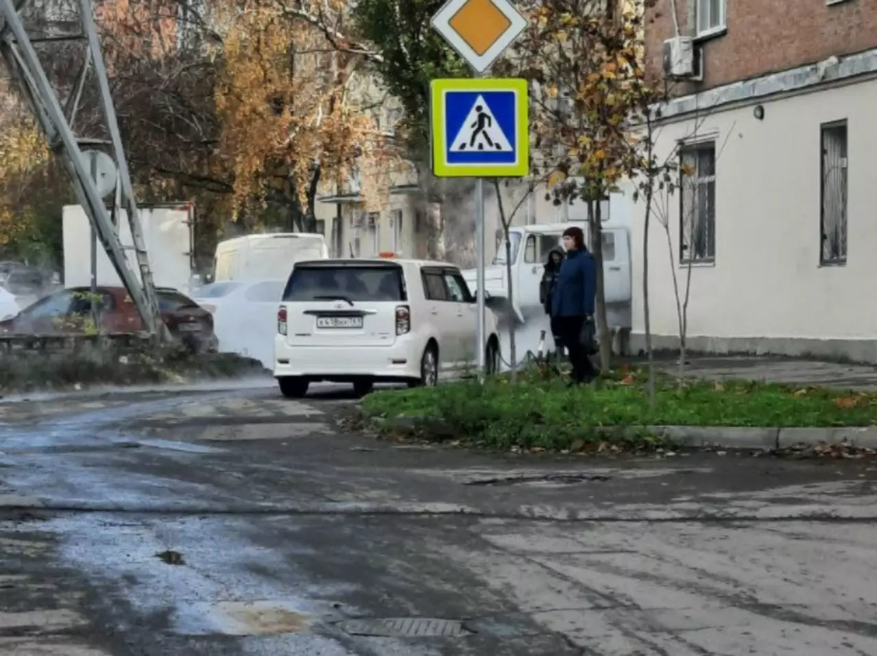 Второй гейзер за сутки: в Забайкальском переулке в Ростове прорвало теплотрассу