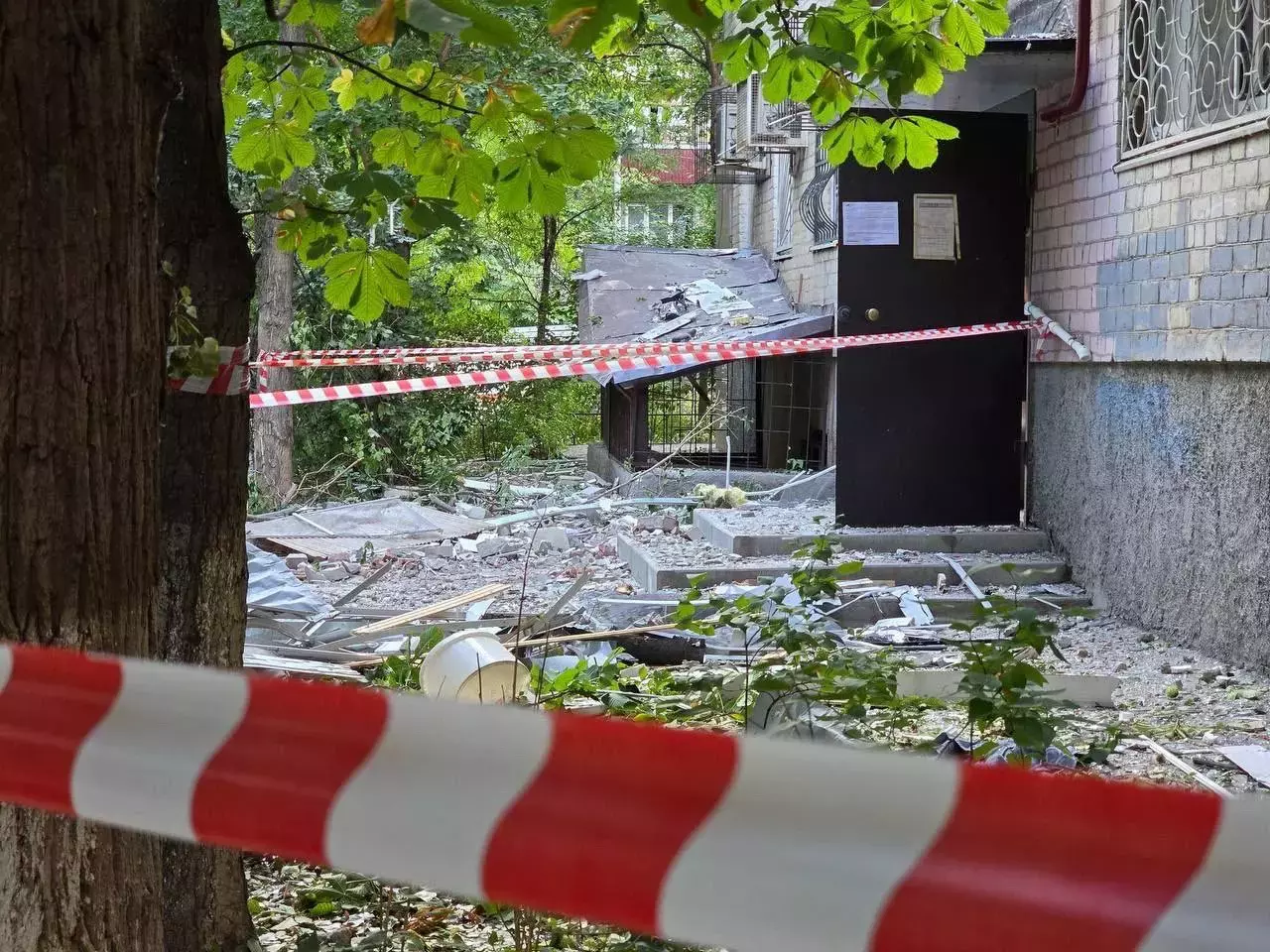 В трех районах Ростова ликвидировали последствия атаки БПЛА