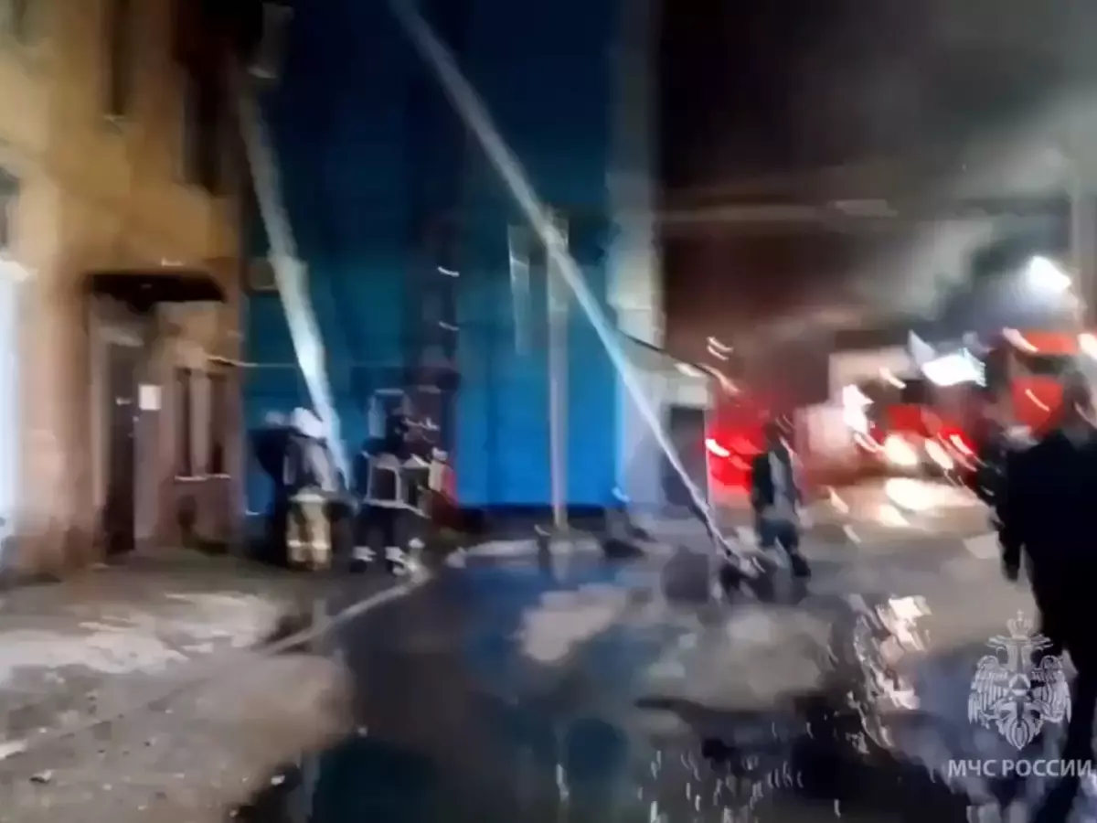 Более сотни пожарных тушат возгорание на Привокзальной в Ростове