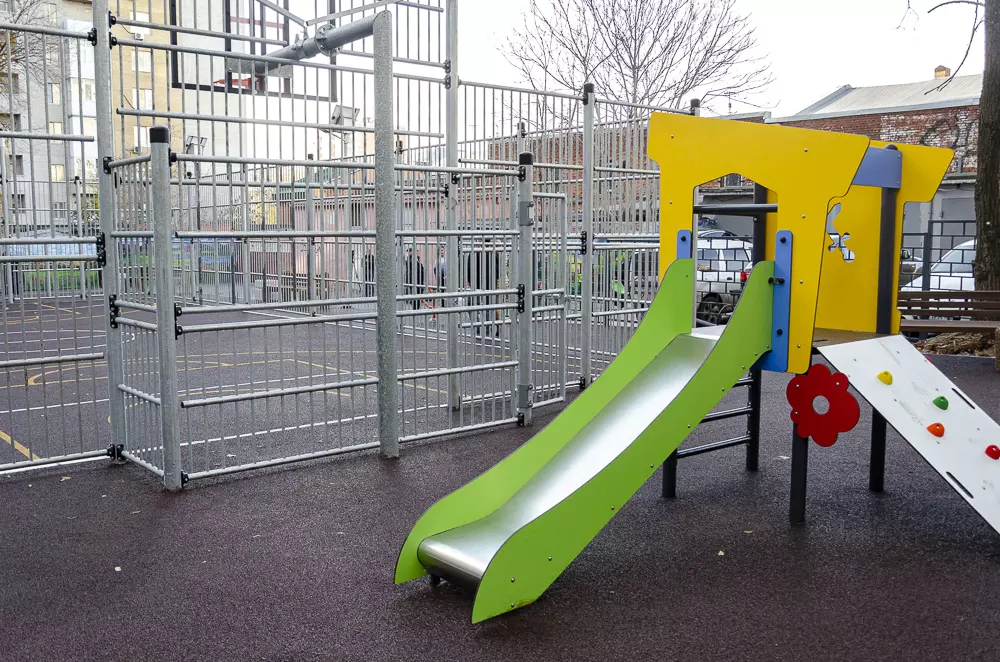 В Ленинском районе Ростова обустроили новую игровую площадку смультиспортивной ареной