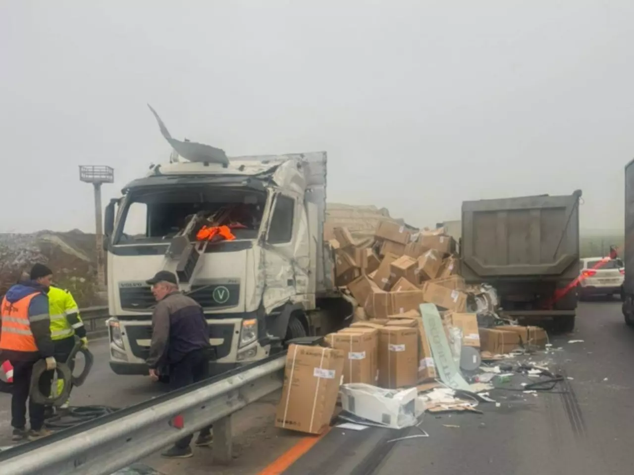 В Ростовской области при ДТП коробки с товаром выпали из грузовика и парализовали движение