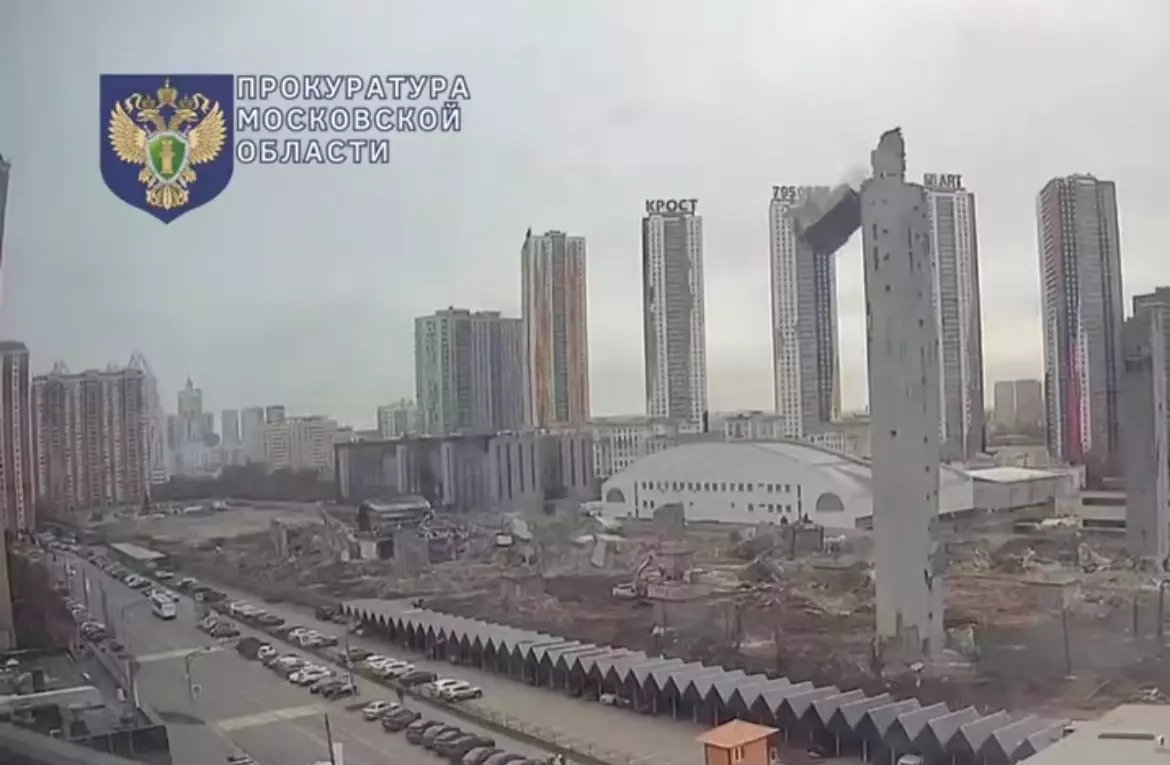 В Красногорске рухнула часть башни «Снежком»