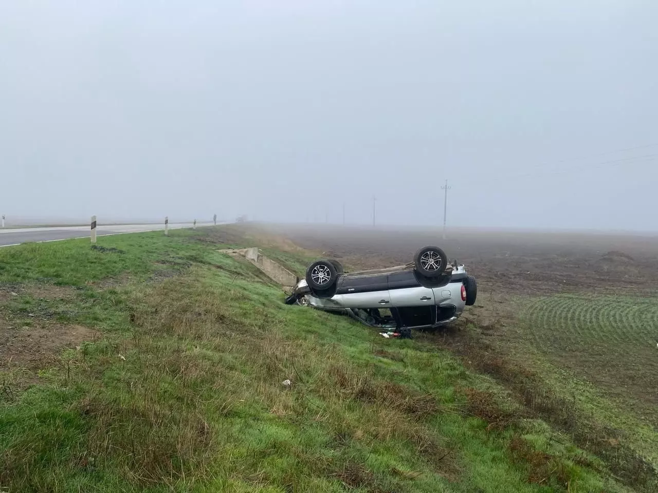 На трассе в Ростовской области внедорожник с пассажиром съехал в кювет и перевернулся