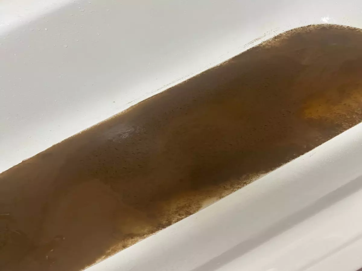 В Ростове у жителей Левенцовки потекла ржавая вода из кранов