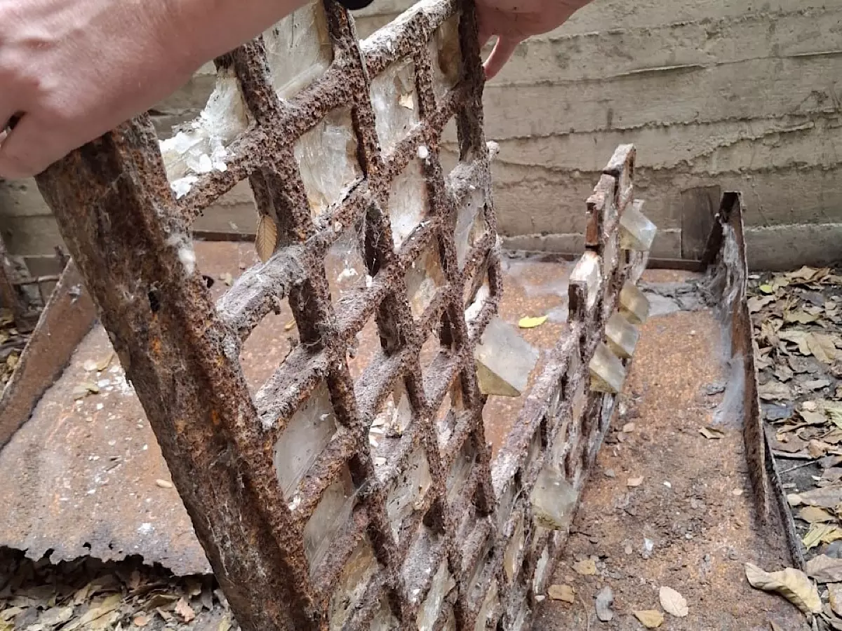 Жильцы доходного дома Дерткезовых в Ростове нашли в подвале уникальный иллюминатор