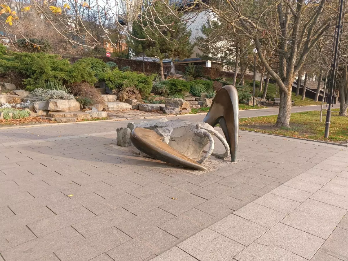 В Ростове вандалы повредили скульптуру «Рак» на Набережной