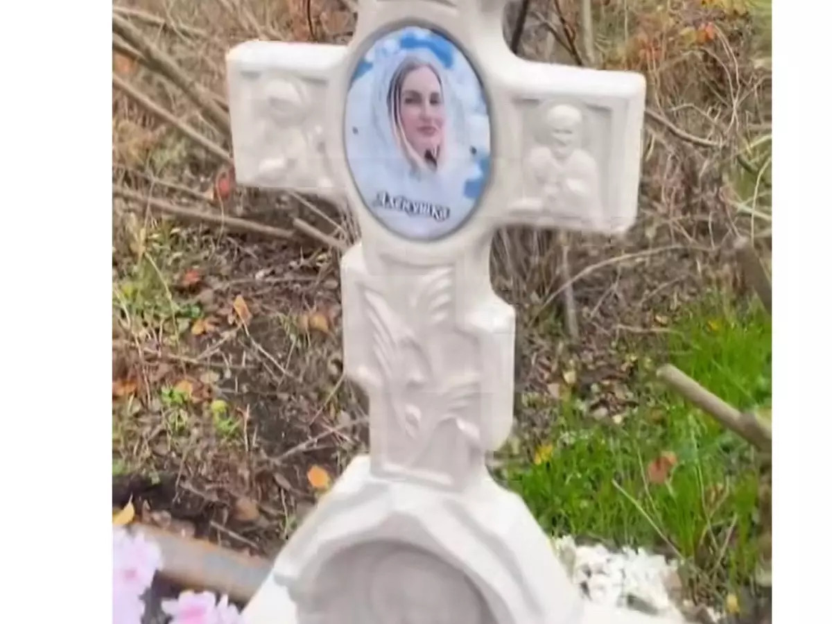 На Левом берегу в Ростове установили памятник Алене Редько, которую убил муж