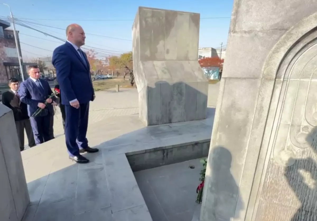 Глава Ростова возложил цветы к мемориальному комплексу казакам-героям в Ереване