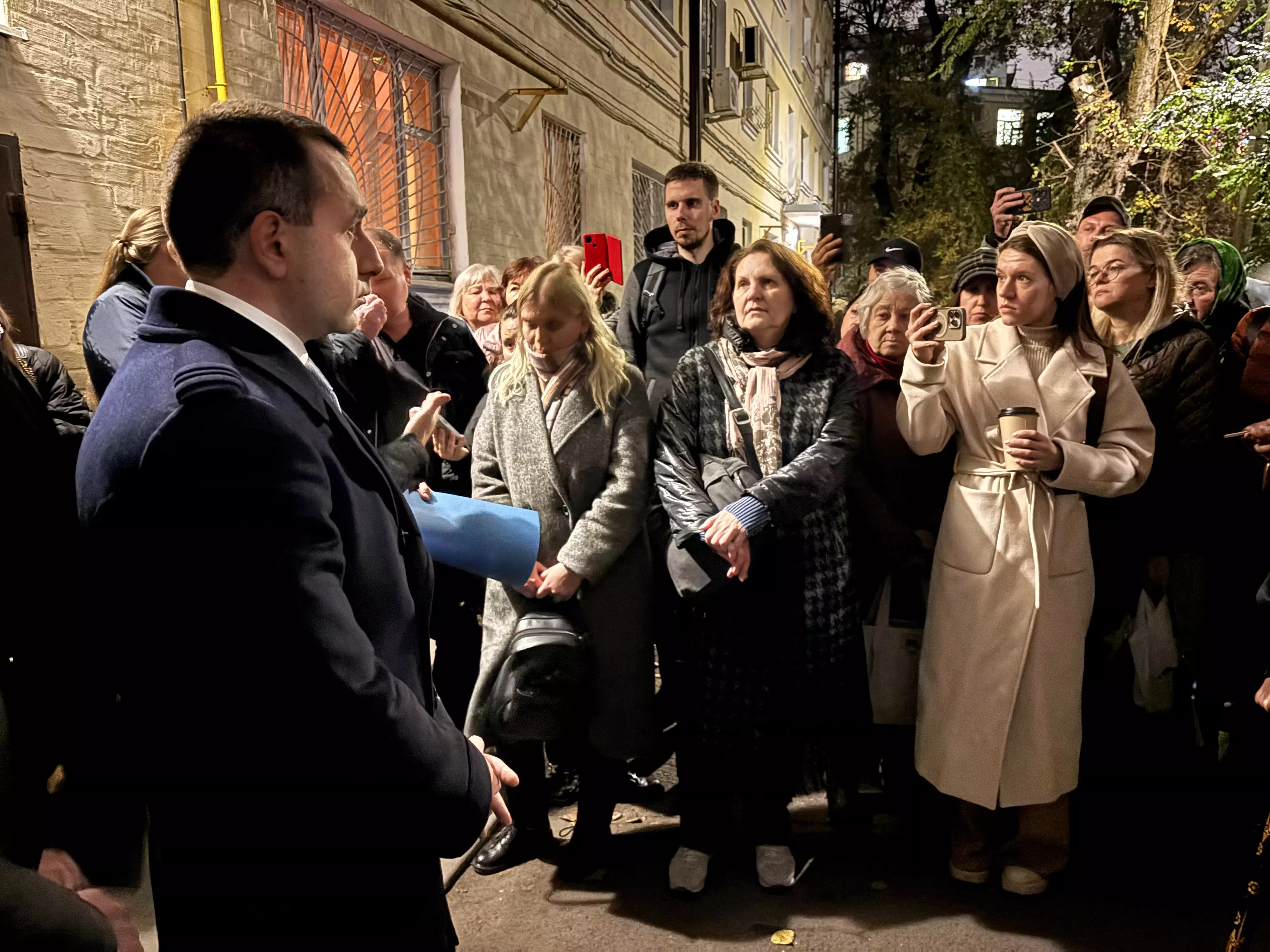 В Ростове прошла встреча главы Октябрьского района с жителями дома на Ивановского