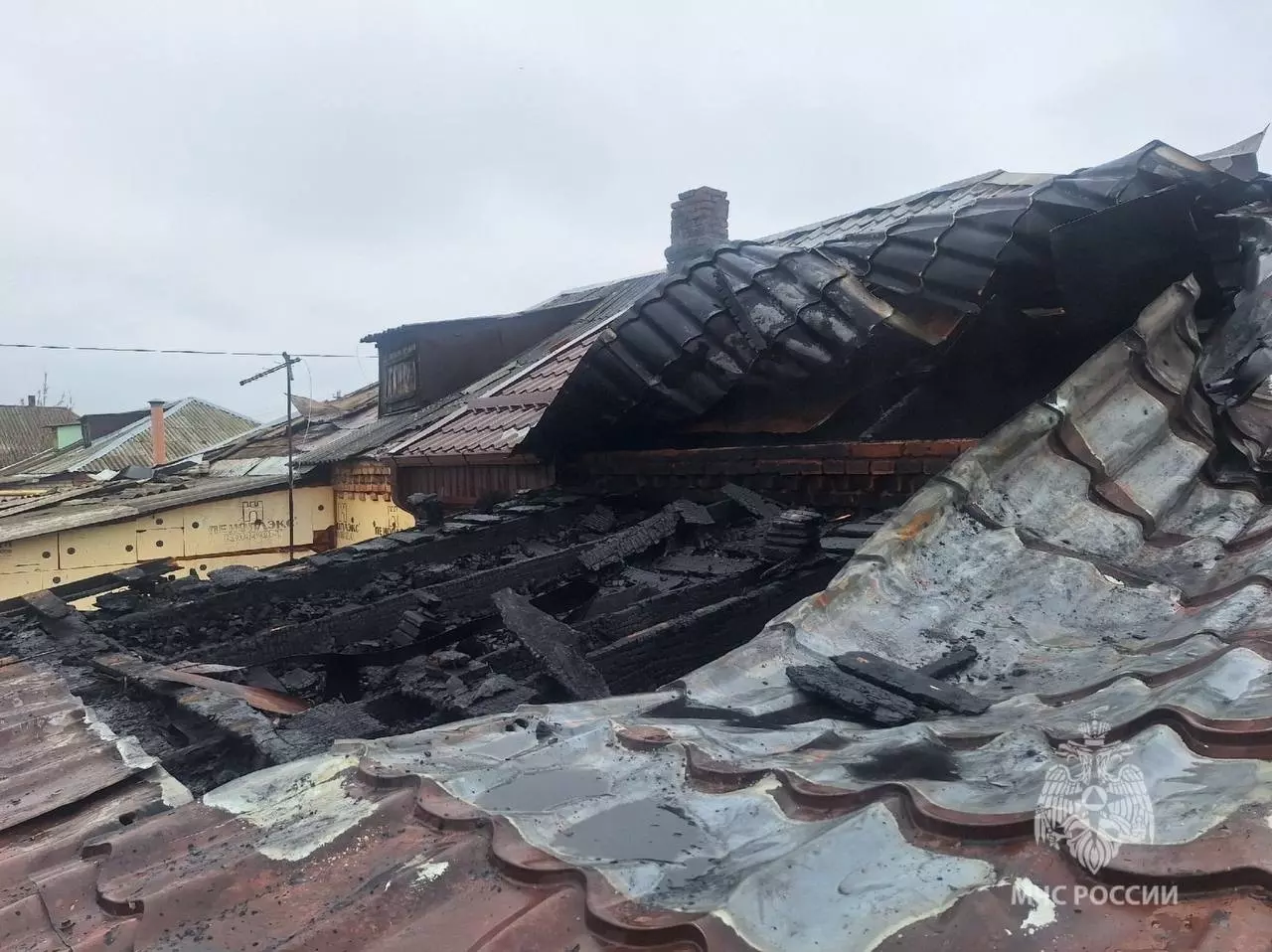 В Ростовской области огонь уничтожил дом на троих хозяев