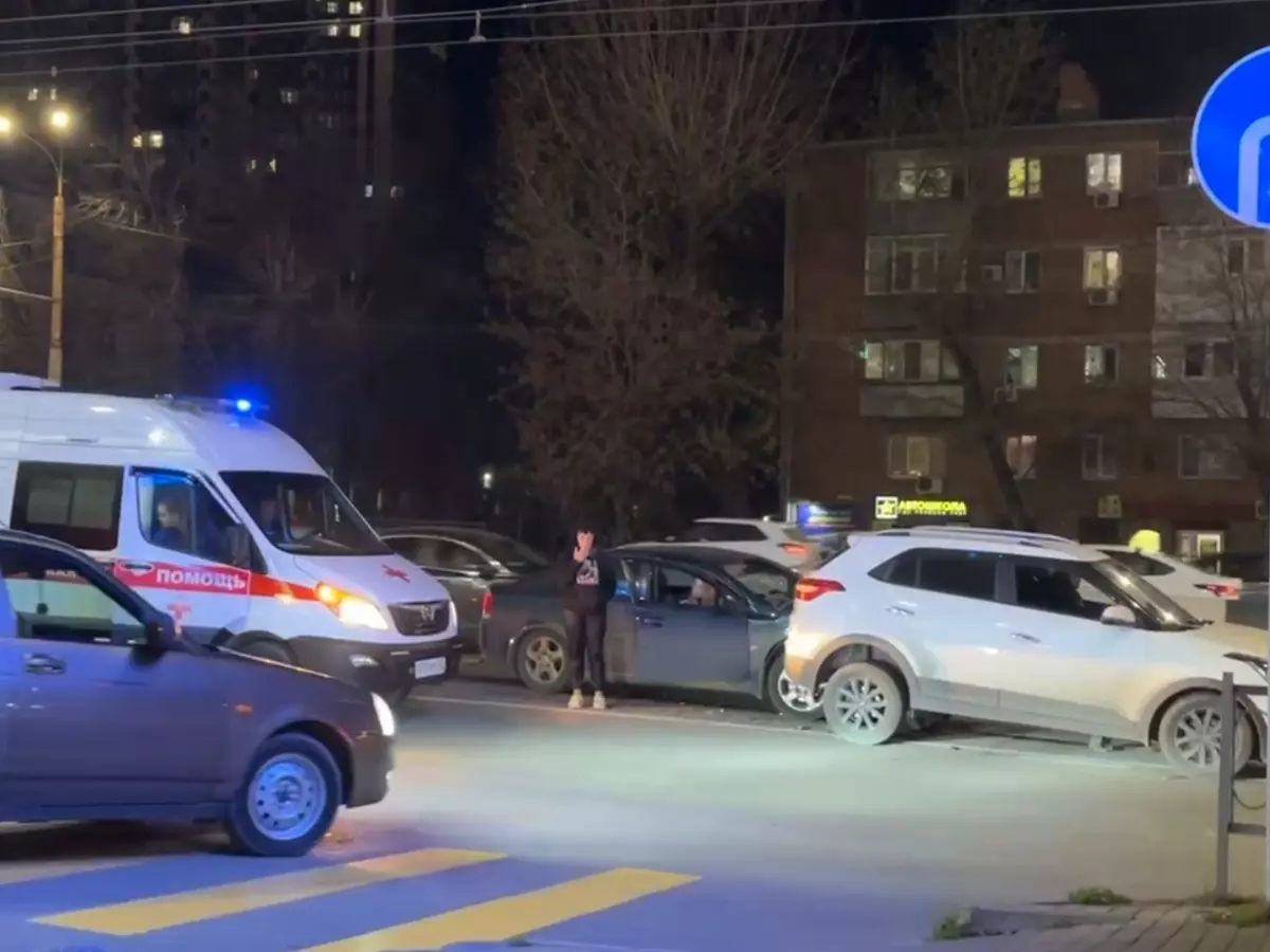 В Ростове у ТРК «Горизонт» произошло ДТП с двумя легковушками