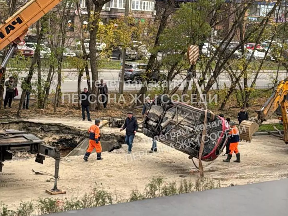 В Ростове вытащили иномарку провалившуюся в яму на Вересаева