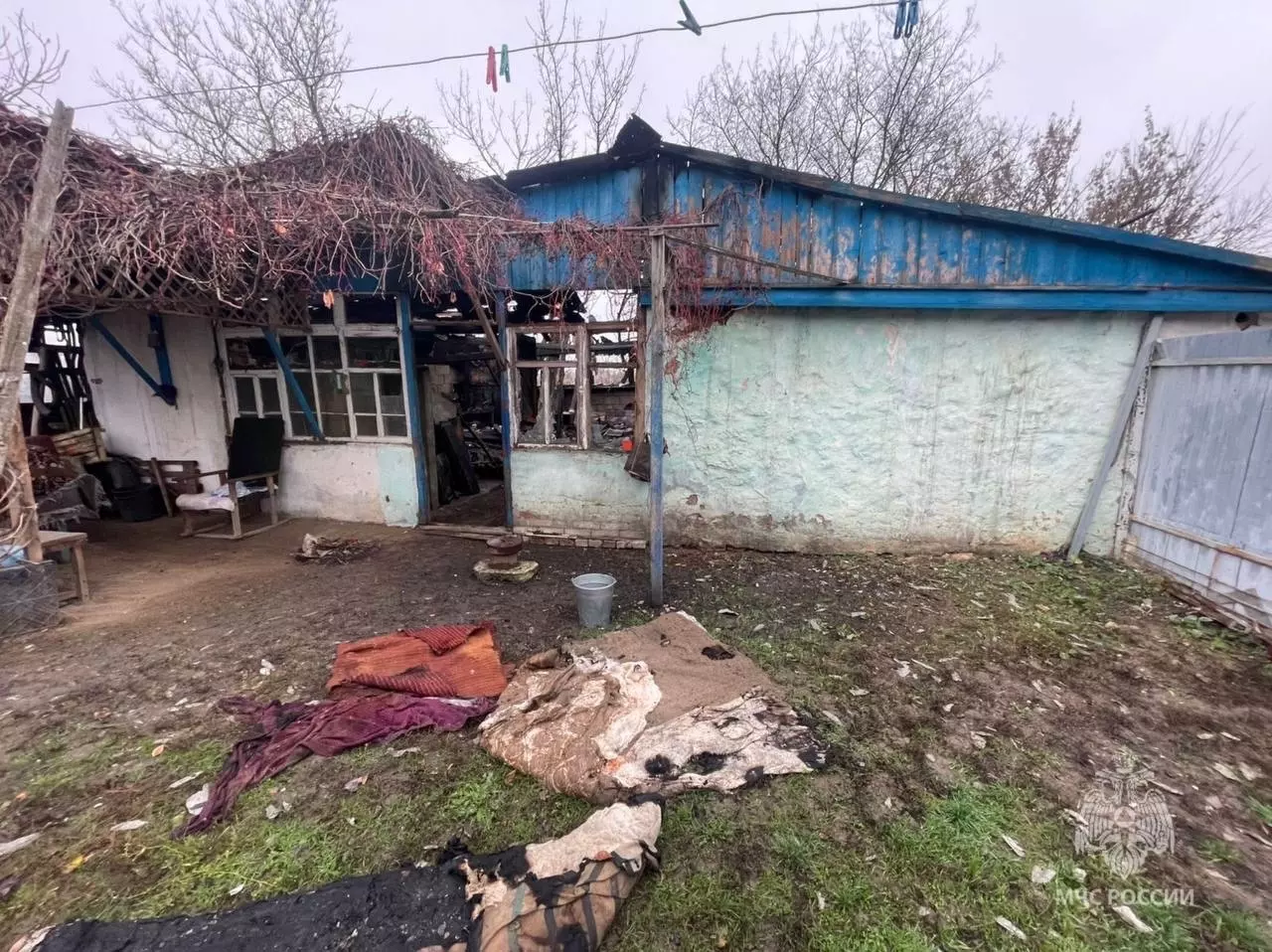 В Ростовской области мужчина получил травму позвоночника, пытаясь потушить сарай соседа