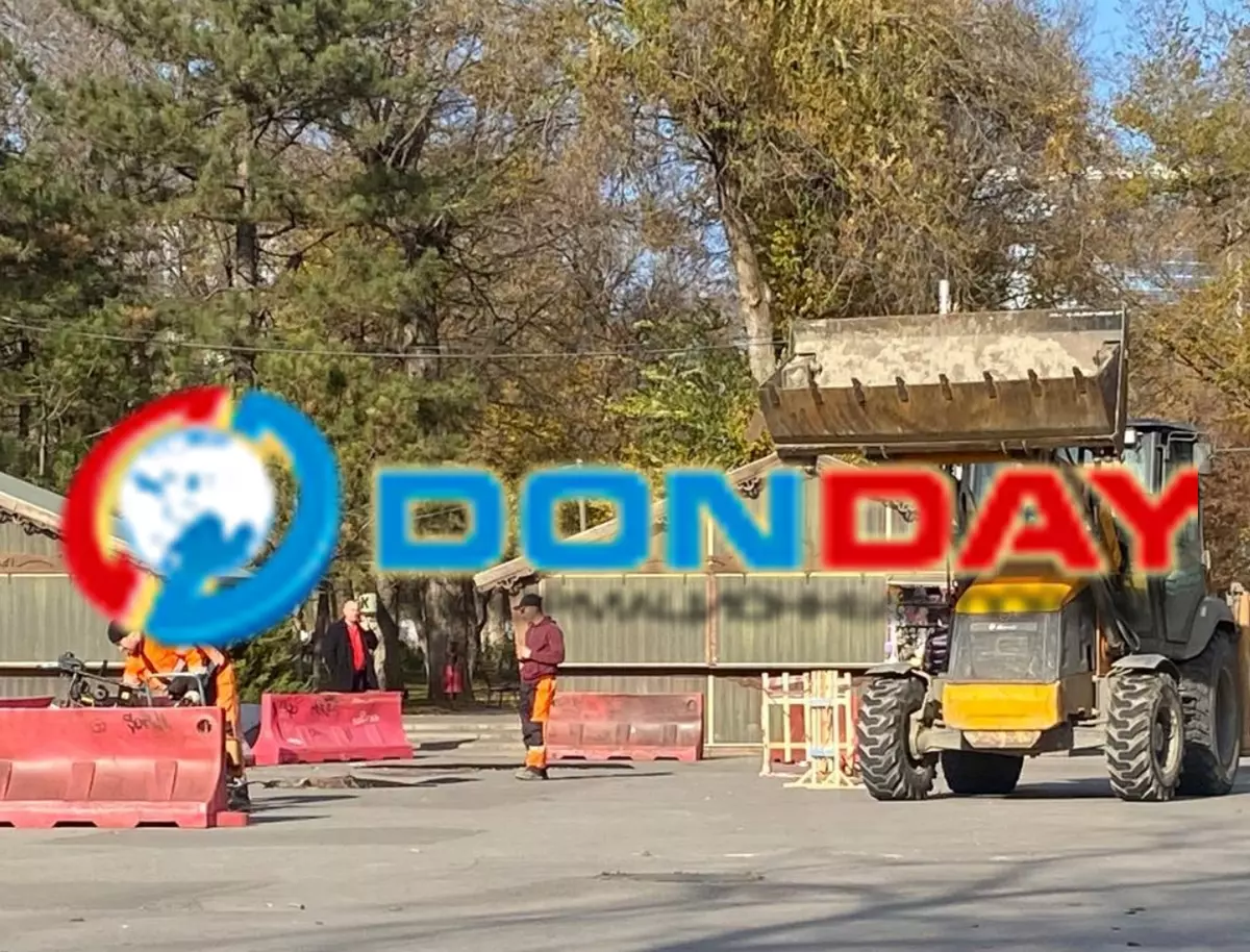 В Ростове устраняют гигантский провал возле парка Революции