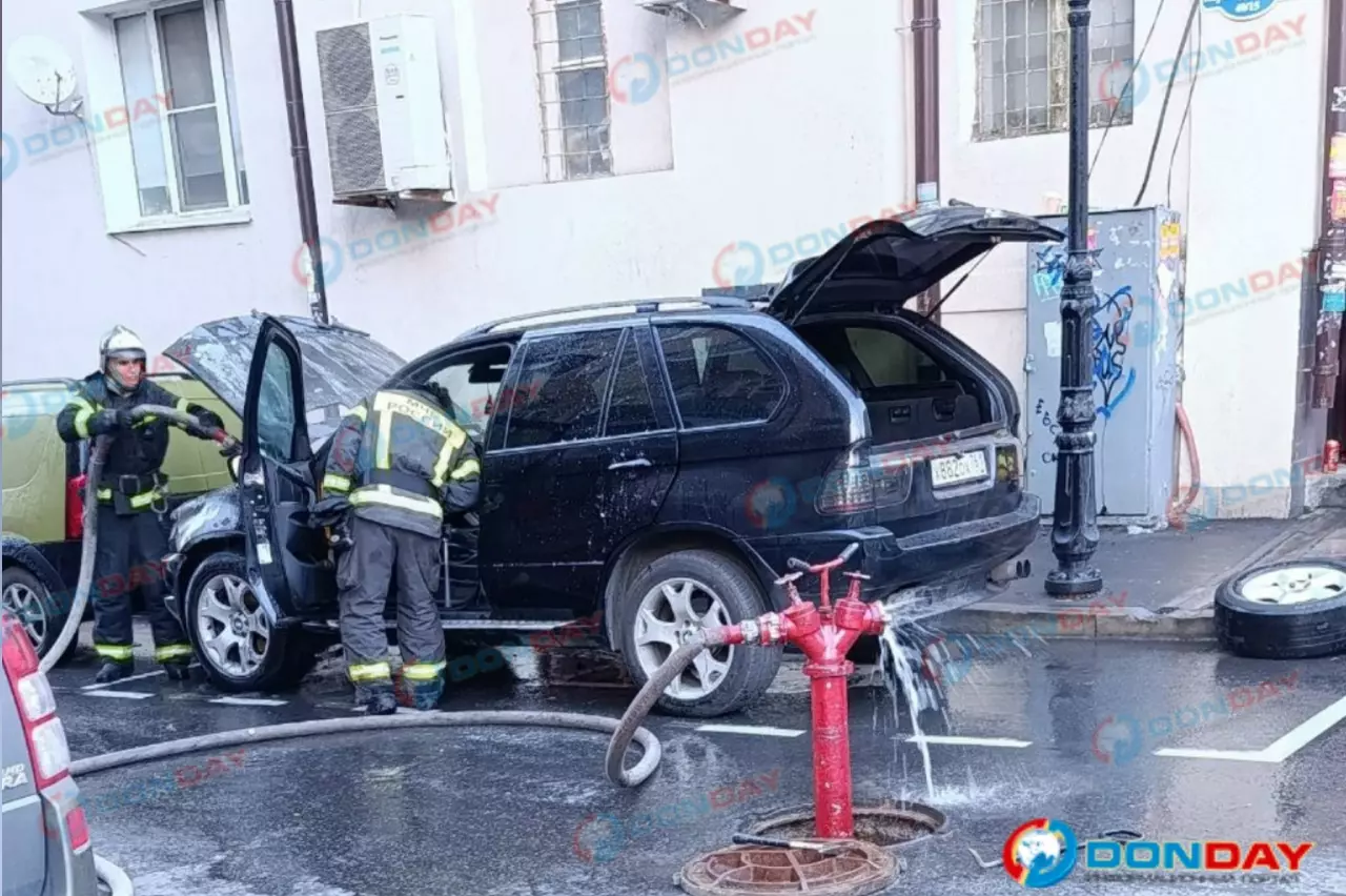 В Ростове на перекрестке Братского и Большой Садовой загорелась машина