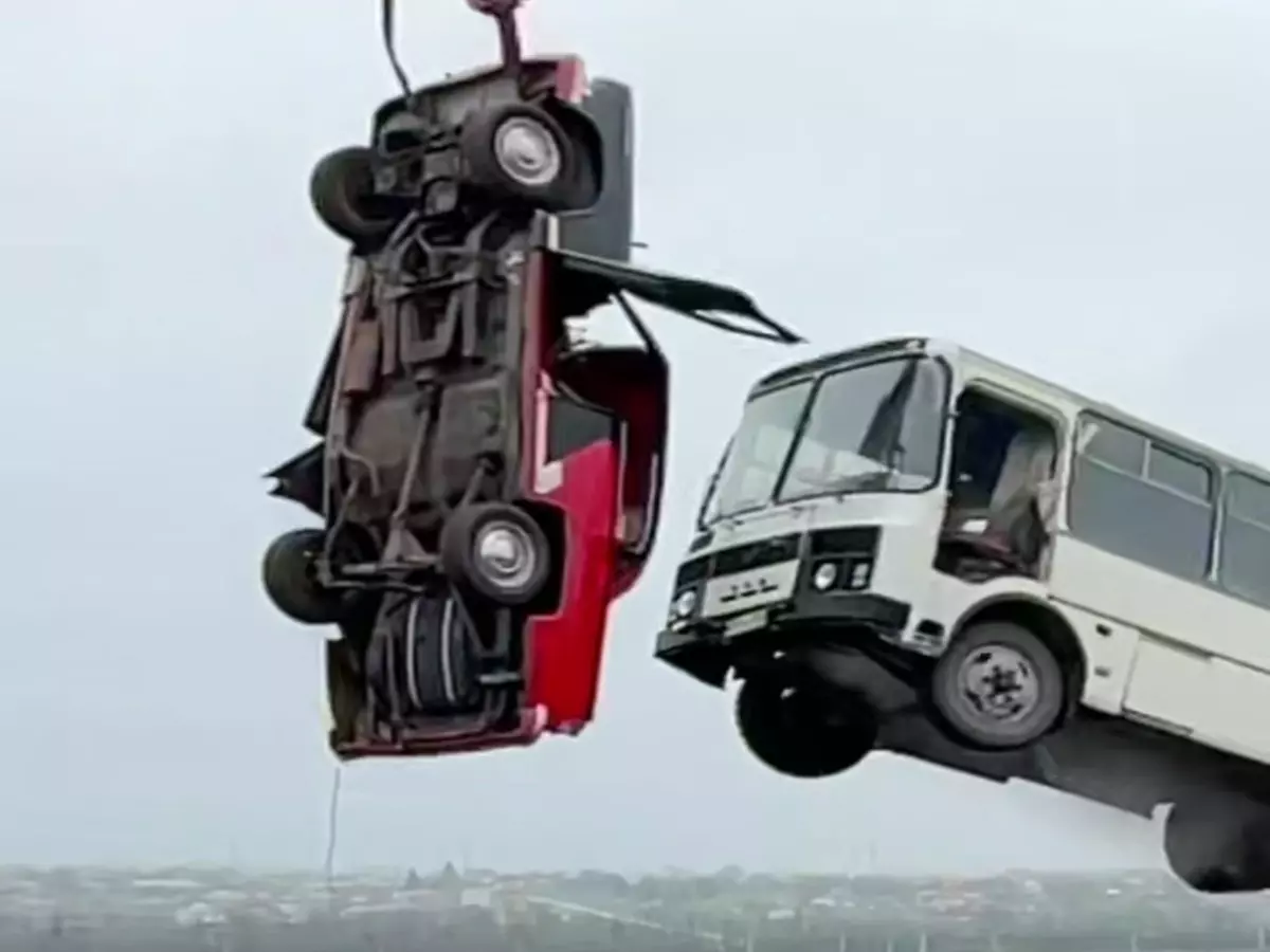 Каскадер Евгений Чеботарев выпрыгнул из автобуса на ходу перед его столкновением