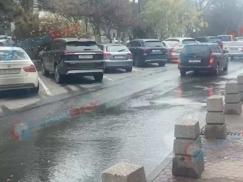 Пушкинскую затопило после прорыва трубы около СИЗО в Ростове