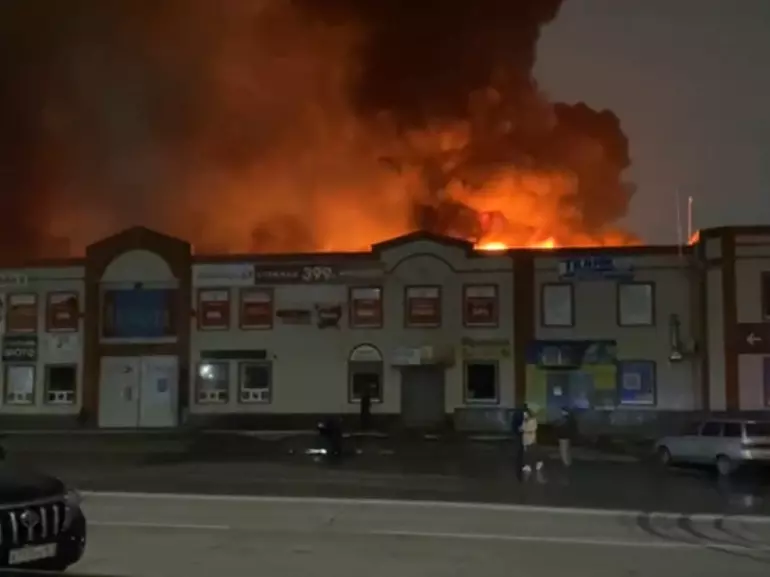 Пожар повышенного ранга тушили больше полусотни человек на рынке «Авангард» в Волгодонске