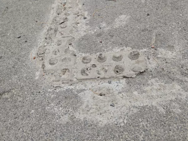 Фото к материалу: В Ростове женщина чуть не убилась, споткнувшись о застывшие куски бетона на улице Седова