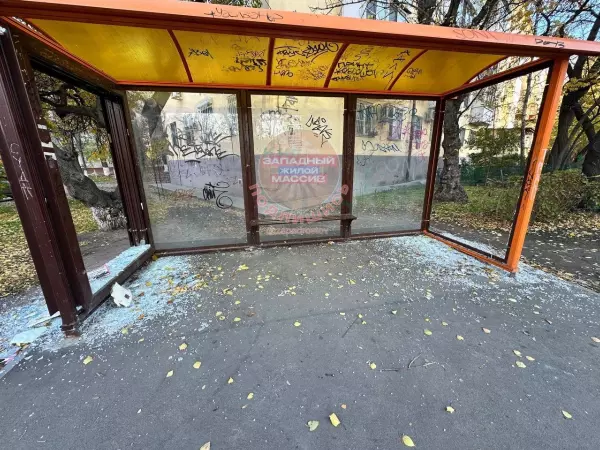 Фото к материалу: Ростовчане пожаловались на разбитую остановку на 2-й Краснодарской