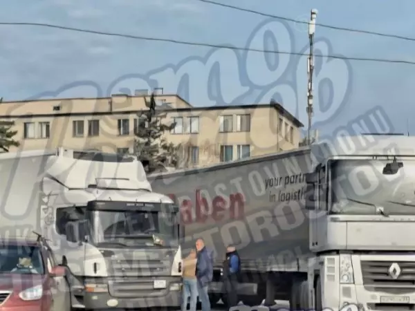 Фото к материалу: В Ростове на площади Страны Советов водители стали в пробку из-за ДТП с фурами