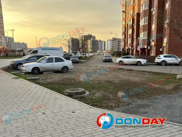 Фото к материалу: В Ростове жители Левенцовки превратили газон в парковку