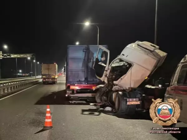 Кабина – всмятку:  водитель большегруза погиб в жестком ДТП в Ростовской области Фото к материалу: Кабина – всмятку:  водитель большегруза погиб в жестком ДТП в Ростовской области