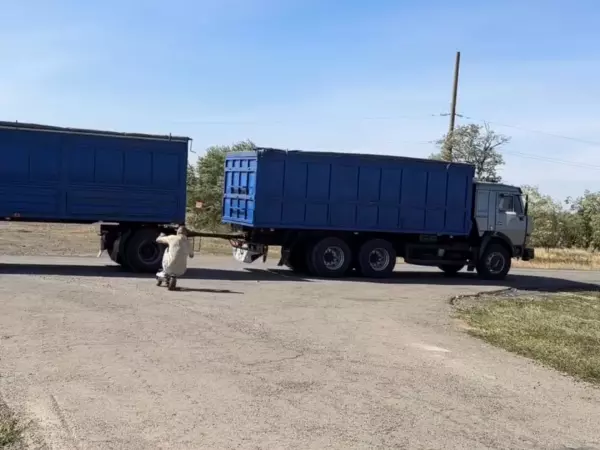 Фото к материалу: Каскадер Евгений Чеботарев едва не убился под колесами фуры во время трюка