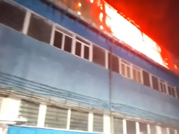 Фото к материалу: Площадь пожара на Привокзальной в Ростове увеличилась до 1600 квадратных метров