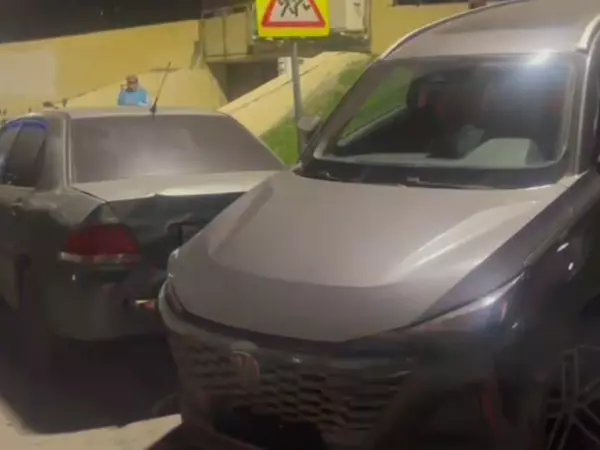 Фото к материалу: В Ростове неизвестный протаранил два авто и скрылся с места ДТП