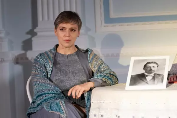 Фото к материалу: Поседела и постарела: как сейчас выглядит звезда сериала «Не родись красивой»