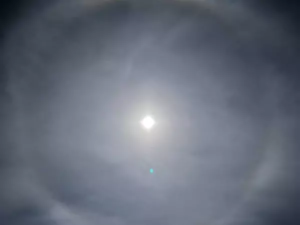 Фото к материалу: Жители Ростовской области запечатлели лунное гало