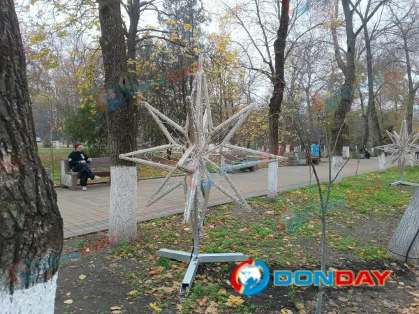Фото к материалу: В Ростове улицы и общественные места начали украшать к Новому году