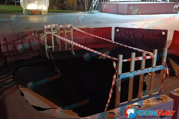 Фото к материалу: Огромный кусок асфальта ушел под землю в центре Ростова
